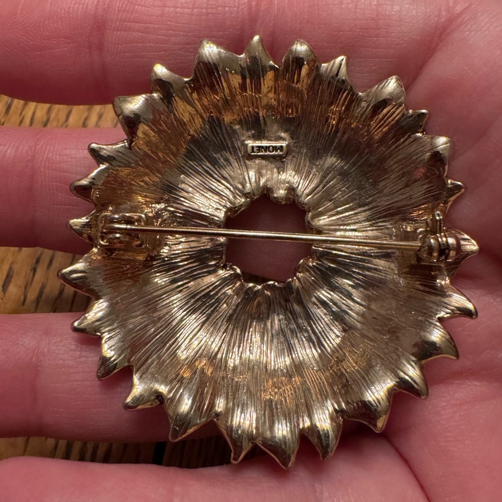 Monet vintage gold tone dome leaf brooch, EUC, 2”. - Picture 3 of 4